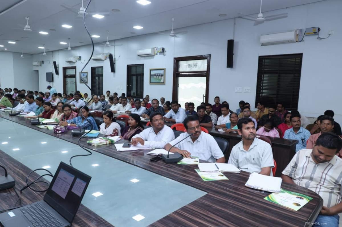 फसल कटाई प्रयोग को लेकर अधिकारियों-कर्मचारियों को मिला प्रशिक्षण