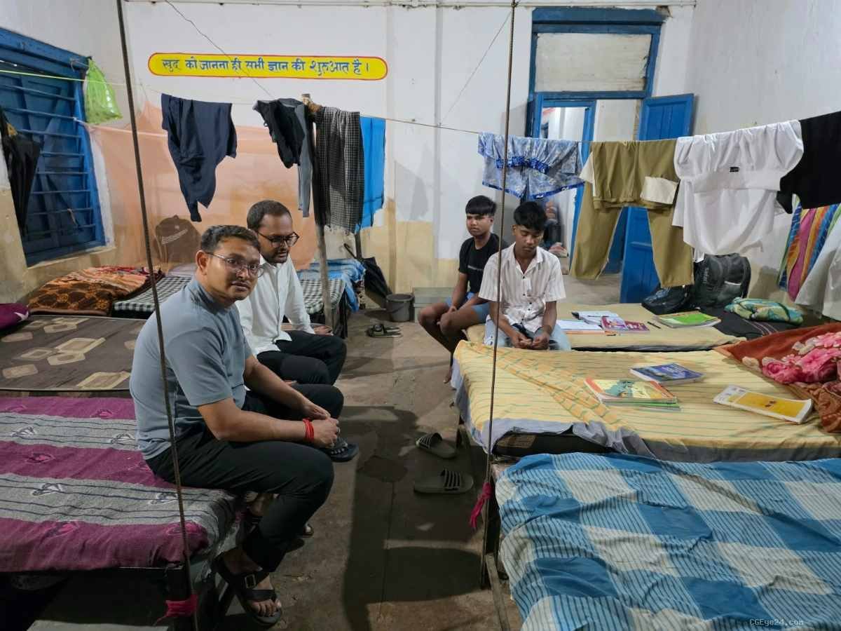 छात्रावासों में पहुंचे राजस्व अधिकारी, विद्यार्थियों से सीधे जाना सुविधाओं का हाल