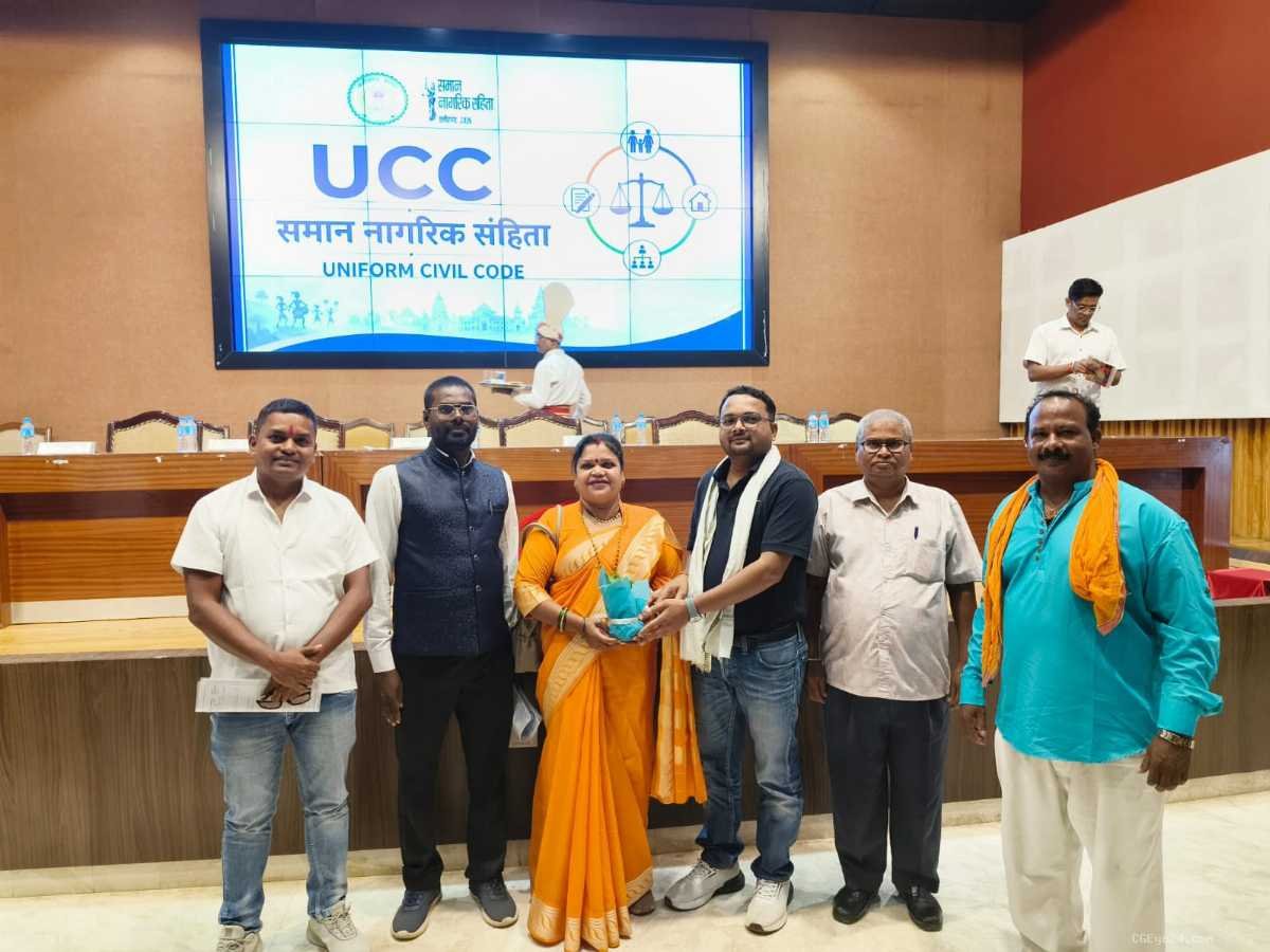 रायपुर। छत्तीसगढ़ में समान नागरिक संहिता (UCC) को लेकर गठित उच्चस्तरीय समिति की राज्यस्तरीय परामर्श बैठक रायपुर स्थित न्यू सर्किट हाउस के कन्वेंशन हॉल में आयोजित हुई। बैठक की अध्यक्षता समिति की अध्यक्ष न्यायमूर्ति (सेवानिवृत्त) रंजना प्रकाश देसाई ने की। समिति के सदस्य शत्रुघ्न सिंह, एम.के. राऊत, मोहन पवार और ज्योति रानी सिंह भी मौजूद रहे।  बैठक में रायगढ़ से राष्ट्रीय मछुवारा संघ के युवा प्रकोष्ठ के प्रदेश अध्यक्ष सुरेश ढीमर ने प्रतिनिधि के रूप में हिस्सा लिया और मछुवारा समाज से जुड़े सामाजिक एव