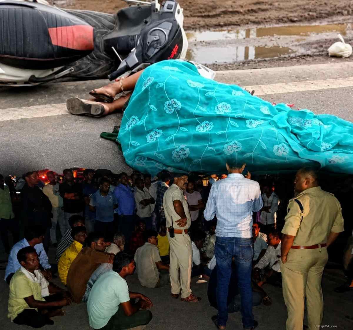 नव दम्पति की स्कूटी को ट्रेलर ने टक्कर मार दी। हादसे में स्कूटी सवार युवती की मौत हो गई, जबकि उसका पति घायल हो गया। दुर्घटना के बाद करीब 4 घंटे तक चक्का जाम रहा।
